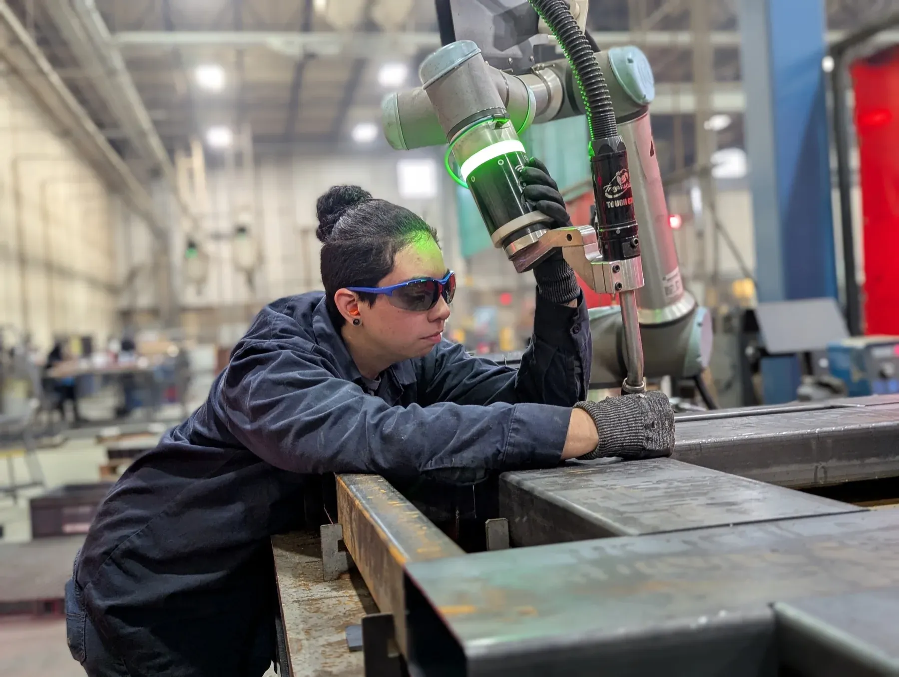 Operator hand-guiding the Cobot Cutter with the Smart Puck